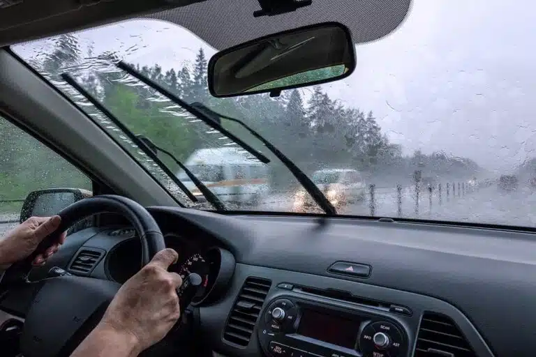 Cuidados ao dirigir na chuva